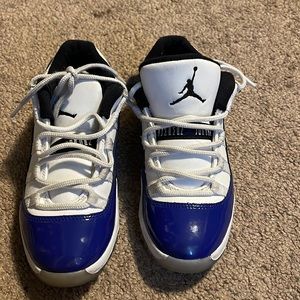 Blue low Jordan’s in great used conditions size 1.5 unisex